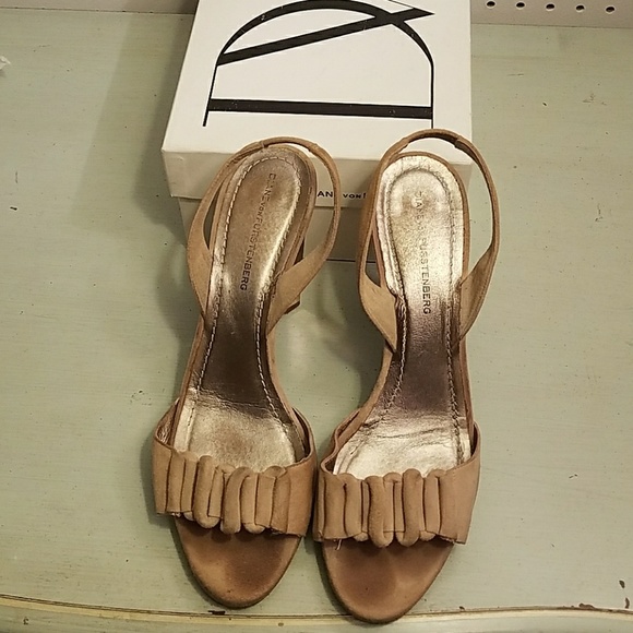 DIANE VON FURSTENBERG DARK CREAM HEELS